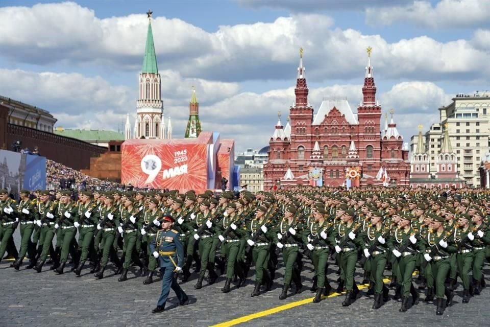 Soldados rusos marchan en la Plaza Roja durante el desfile militar del Día de la Victoria en Moscú.