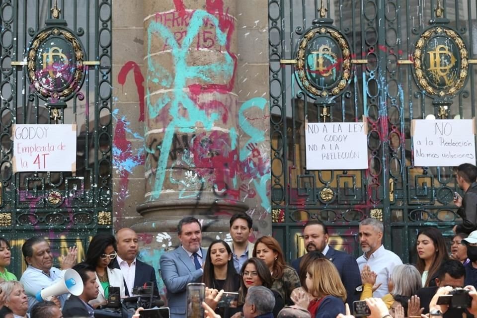 'Son unas cuantas personas del PAN que se están manifestando afuera del Congreso', subrayó Sheinbaum.