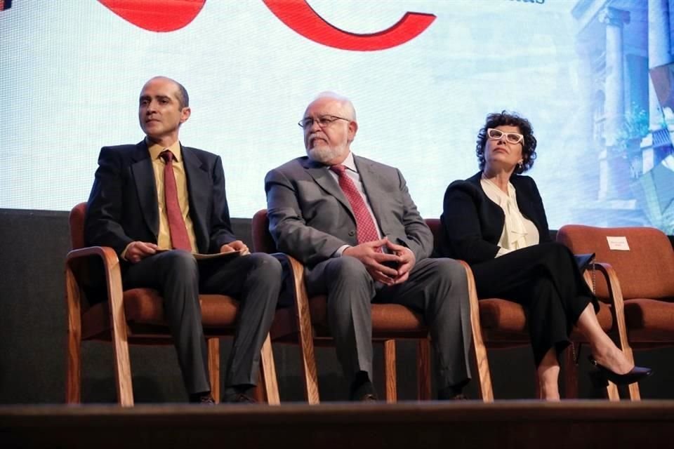 Geney Beltrán, tutor y miembro del consejo de la fundación; Eduardo Langagne, director general de la institución, y María Baranda, tutora y también integrante del consejo durante la ceremonia.