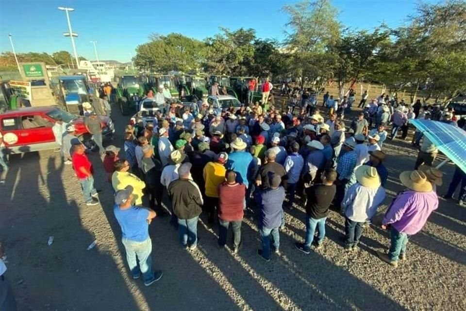 Agricultores inconformes con el precio de compra del maíz y trigo tomaron desde el 8 de mayo instalaciones de Pemex en Ahome, Sinaloa.