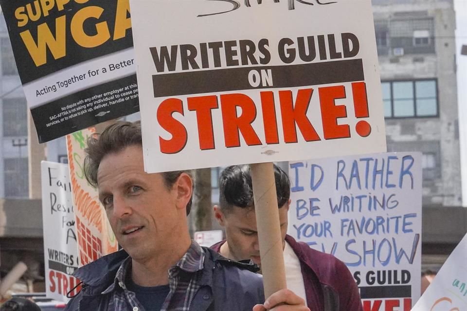 Tina Fey, Seth Meyers y Fred Armisen se unieron a las protestas del gremio del Sindicato de Guionistas en Hollywood.