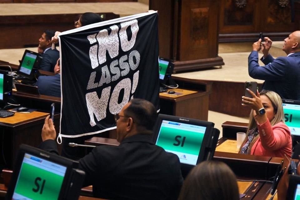 Miembros de la Asamblea Nacional votaron continuar con el proceso de juicio político y destitución contra el Presidente de Ecuador, Guillermo Lasso.