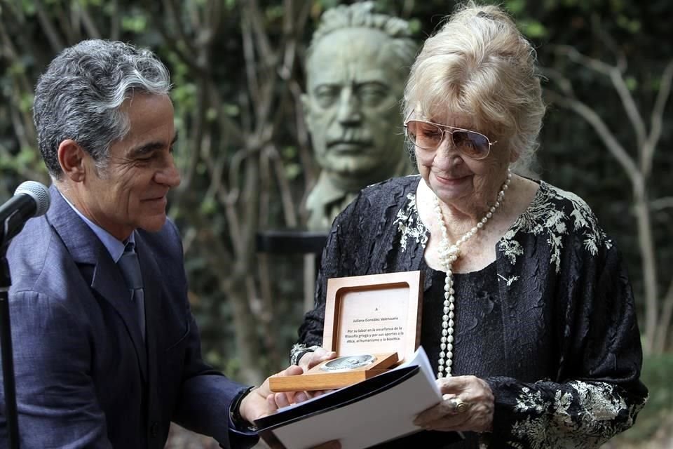 Felipe Leal, titular del Seminario de Cultura Mexicana, entregó la Medalla José Vasconcelos a la filósofa y humanista Juliana González.