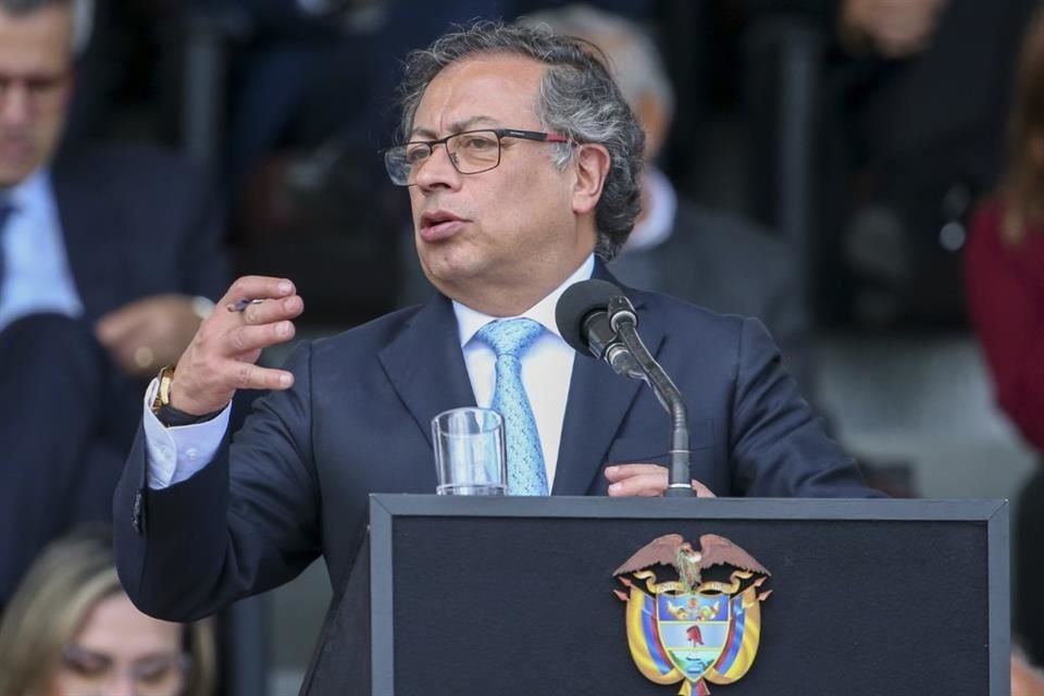 El presidente de Colombia, Gustavo Petro, habla durante la ceremonia de juramentación del general William Salamana como nuevo jefe de policía en Bogotá, Colombia.