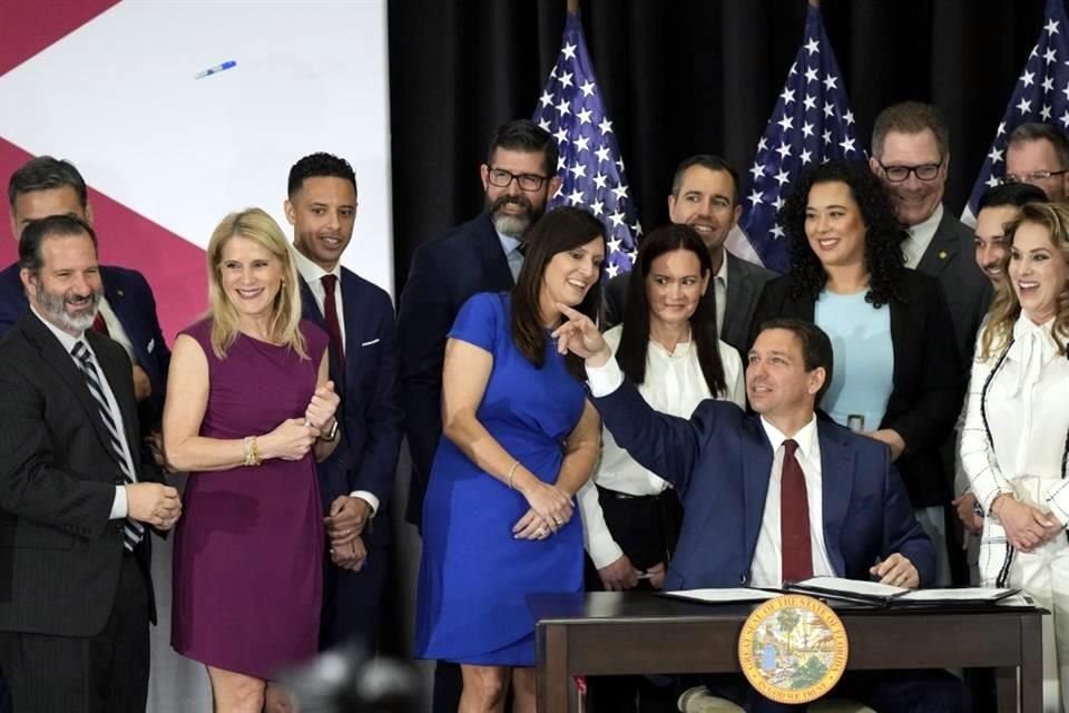 El Gobernador de Florida, Ron DeSantis, arroja un bolígrafo luego de firmar varios proyectos de ley.