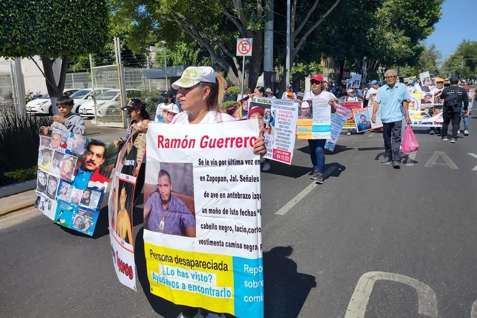 Integrantes del Colectivo Corazones Unidos marchan este 10 de Mayo para pedir la localización de sus hijos.