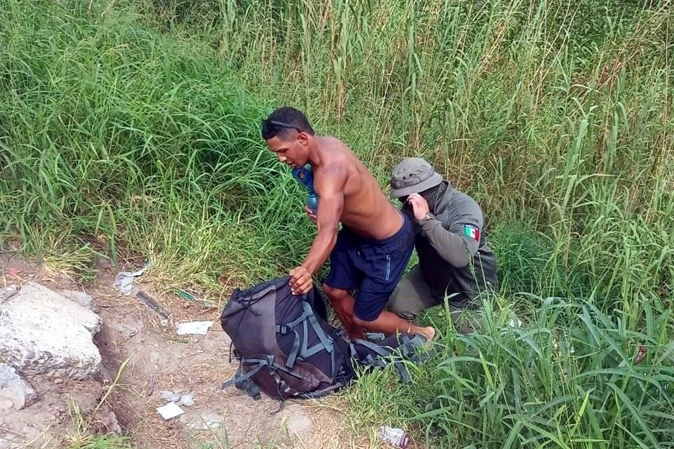 Personal del INM aseguró a los migrantes en las orillas del Río Bravo.