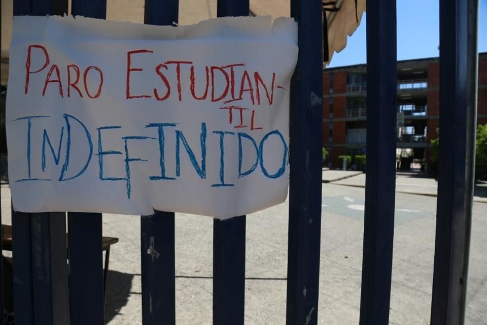 Estudiantes del CUCSH en paro señalan que su movimiento no es violento, y piden, entre otras cosas, mantenimiento a las instalaciones.