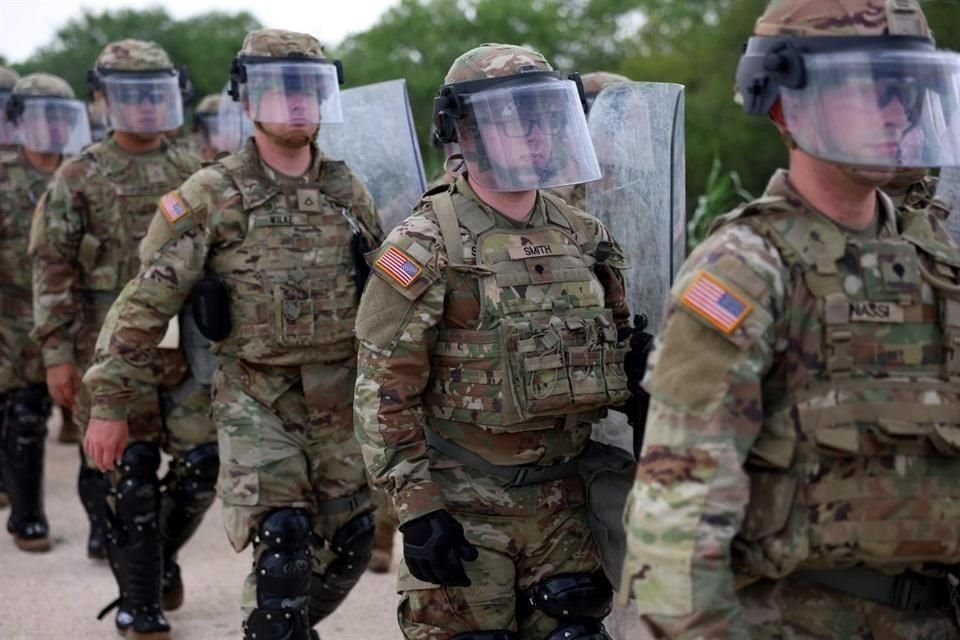 Miembros de la Guardia Nacional de Texas se despliegan en un área de altos cruces de migrantes a lo largo de la frontera de Estados Unidos.