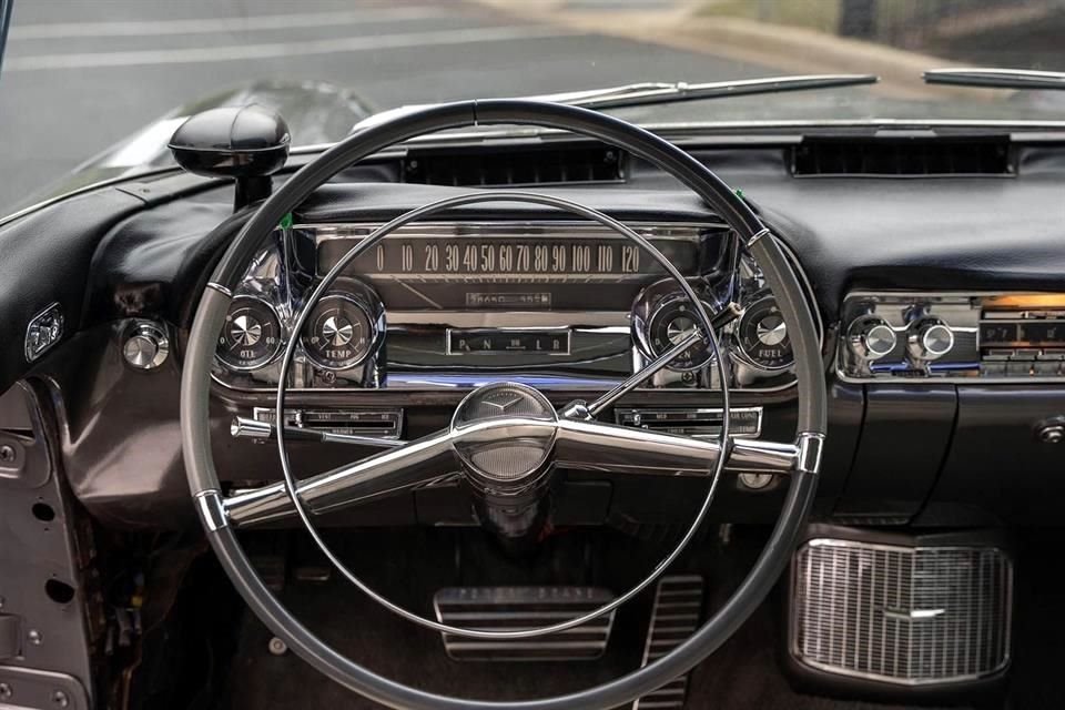 Contaba con aire acondicionado y asiento delantero eléctrico con memoria.