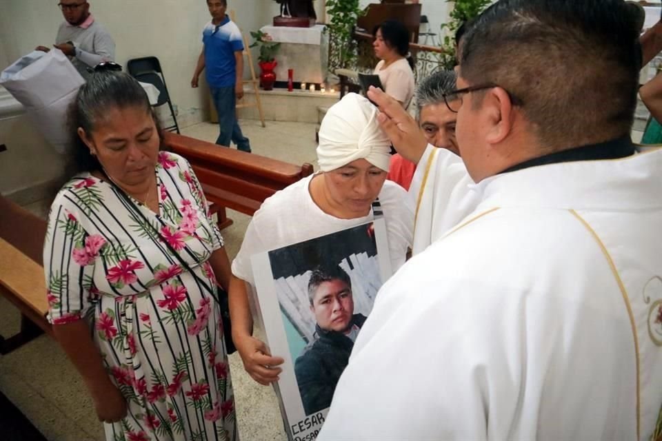 Blanca Mónica cargó la foto de su hijo César, desaparecido en julio pasado.