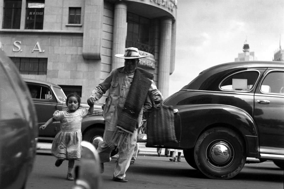 'Córrele', una de tantas fotos que retratan la niñez, de 1947. Una niñez muchas veces desamparada, en la que García se reflejaba.