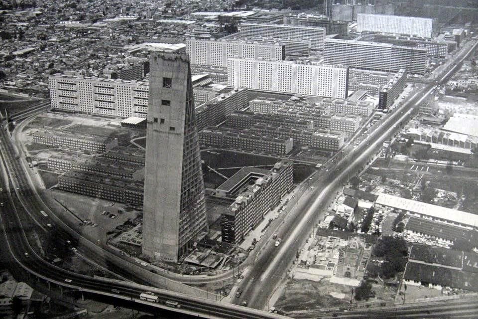 Imagen aérea de 1963, donde destacan la Torre de Banobras y la Unidad Habitacional Tlatelolco. El paso a la modernidad de la urbe fue un tema recurrente en su obra.