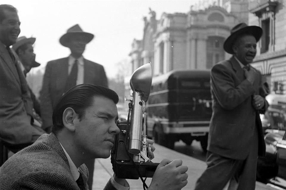 García veinteañero en plena labor, escudriñando la urbe, en una imagen sin fecha.