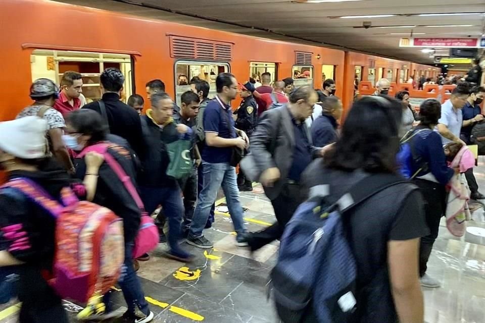 En los últimos días, usuarios de la Línea 9 del Metro han padecido retrasos por la saturación del servicio.