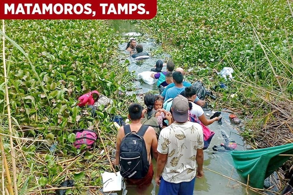 En Matamoros, Tamaulipas, decenas de migrantes cruzan el ro en su intento por ingresar a EU.