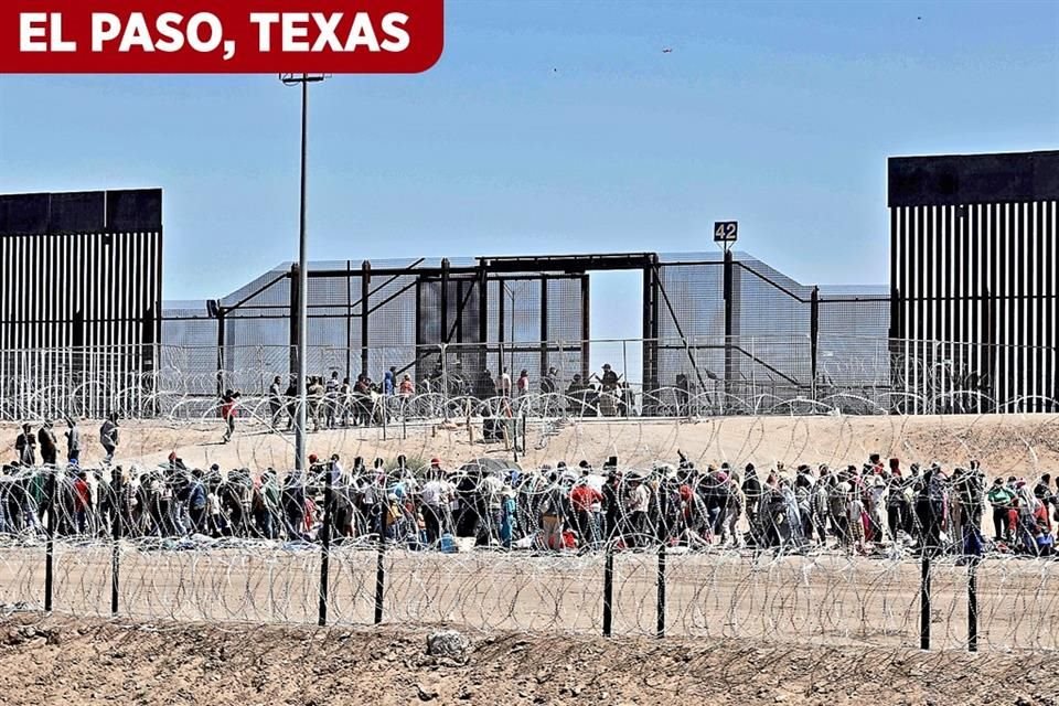 Migrantes cruzaron el ro en EL Paso, Texas, para entregarse a la patrulla fronteriza con la esperanza de que puedan ser procesados y aceptados antes de que concluya el Ttulo 42.