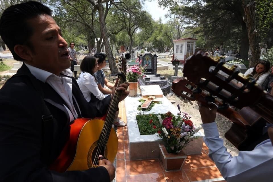 Familiares llevaron música, flores y cantaron en tumbas a sus madres en este día en el Panteón Dolores.