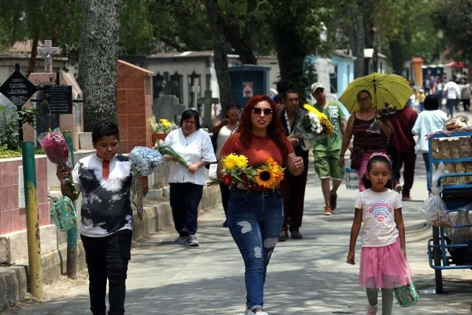 De acuerdo con la Alcaldía Miguel Hidalgo, unas 14 mil personas acudieron a los panteones Dolores y Sanctórum.