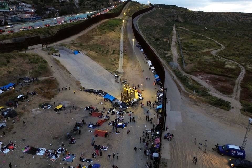 Migrantes esperan las audiencias de asilo en la frontera entre Estados Unidos y México, visto desde San Ysidro, California.