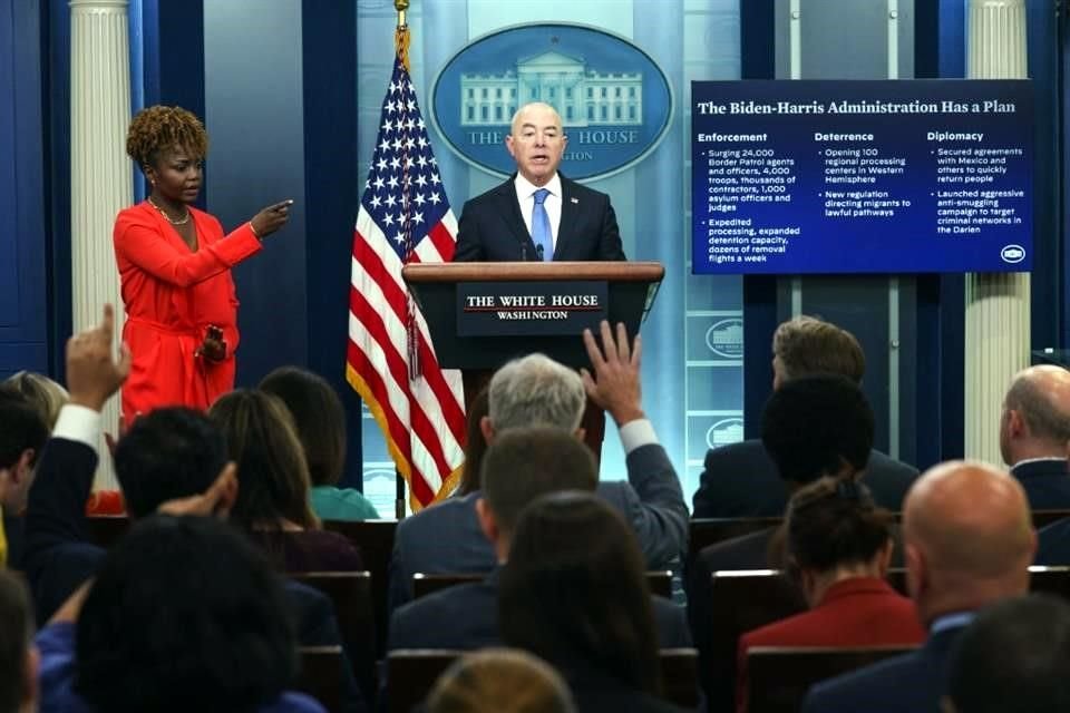 La secretaria de prensa de la Casa Blanca, Karine Jean-Pierre, y el Secretario de Seguridad Nacional, Alejandro Mayorkas, participan en sesión informativa sobre seguridad fronteriza en la Casa Blanca.