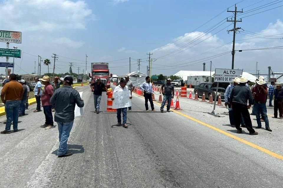 El bloqueo de la vía que conecta Ciudad Victoria con  Matamoros y Reynosa comenzó a las 12:00 horas.