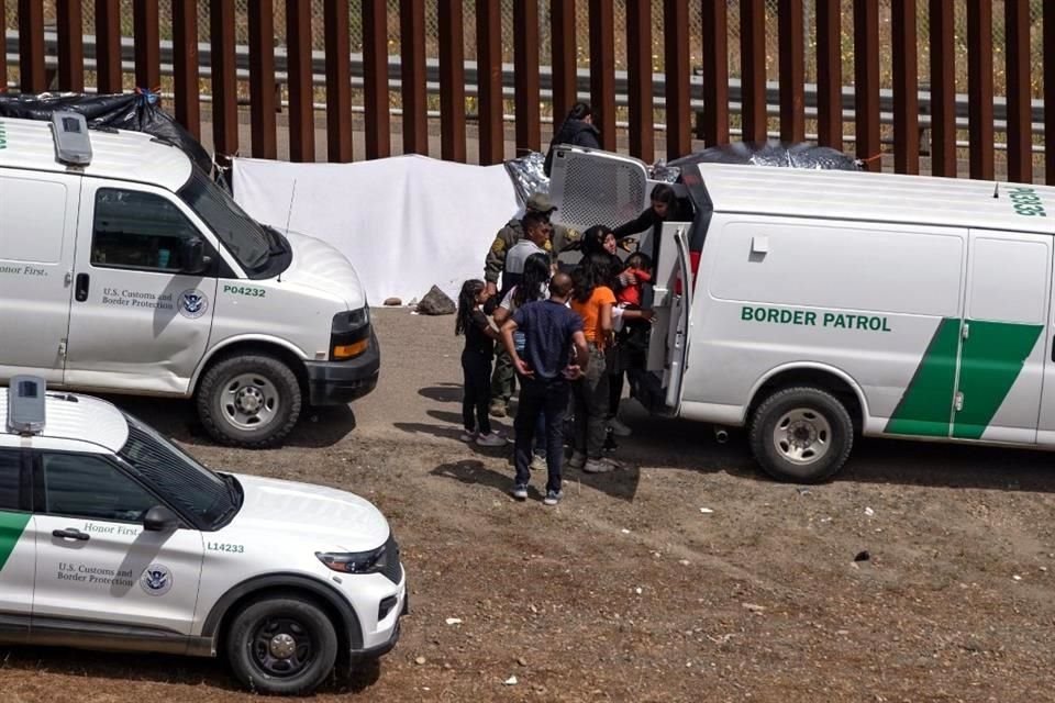 Mujeres y niños que esperaban entregarse a autoridades de EU en frontera de Tijuana fueron llevados bajo custodia de la Patrulla Fronteriza.