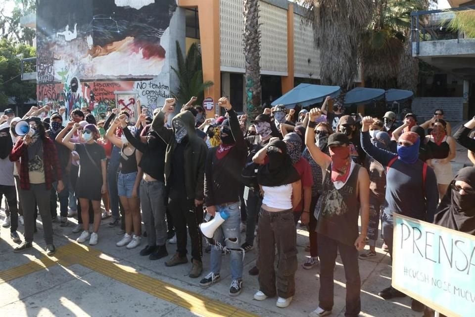 Los manifestantes acudieron esta mañana al CUCSH Belenes a entregar la carta de no represalias.