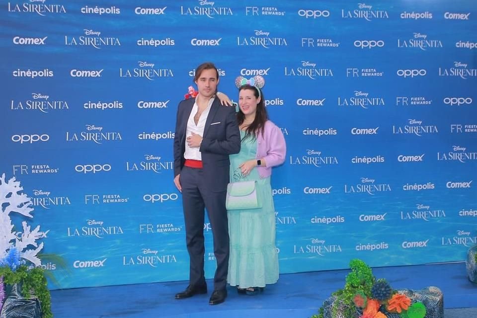 Las ex estrellas de Disney Channel, Jorge Blanco y Stephie Caire, acudieron a la alfombra azul.