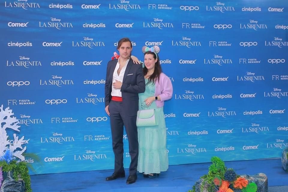 Las ex estrellas de Disney Channel, Jorge Blanco y Stephie Caire, acudieron a la alfombra azul.