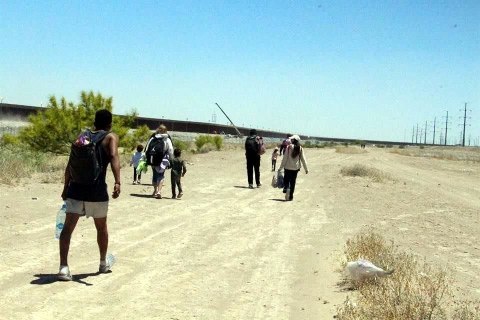 Familias que no pudieron entrar por puerta 40 caminaron hacia la 42 esperando se recibidos.