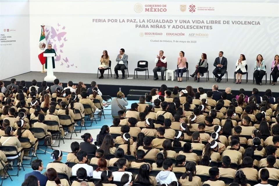 Claudia Sheinbaum acudió a la presentación de las Ferias por la paz, la igualdad y una vida libre de violencia para niñas y adolescentes en la secundaria Sor Juana Inés de la Cruz, donde anunció una campaña de prevención. 