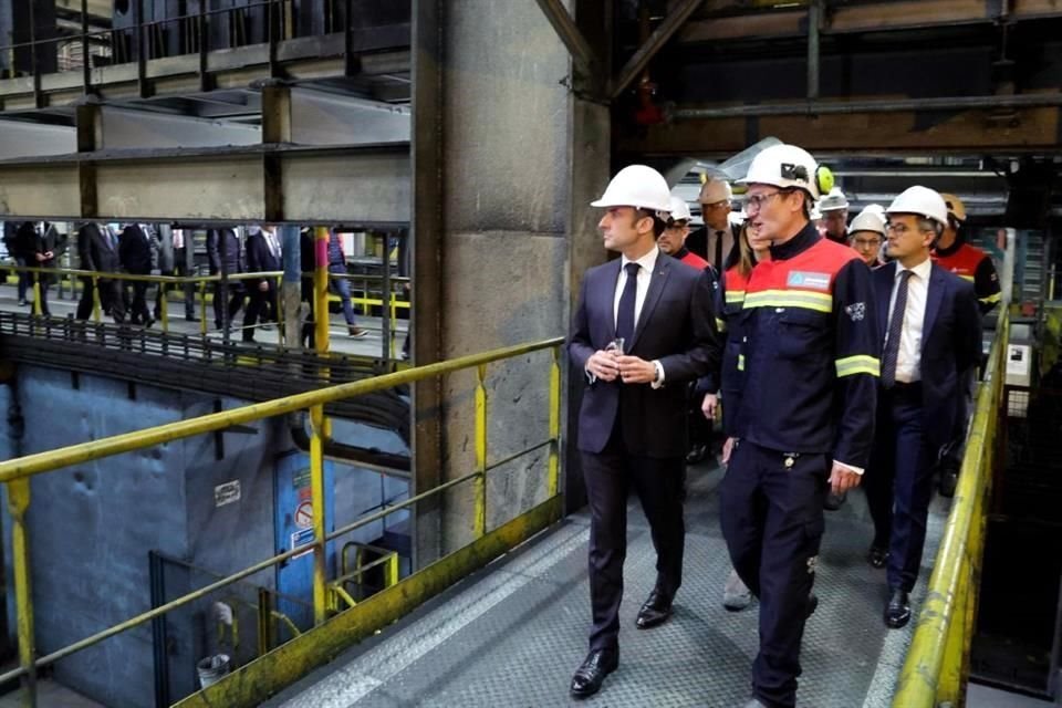 El Presidente francés Emmanuel Macron (izq.) visita fábrica de aluminio en Dunkirk, ciudad elegida por la taiwanesa ProLogium para instalar una gigafábrica de baterías para autos eléctricos.