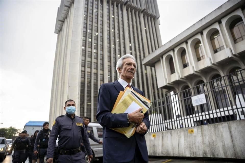 El galardonado periodista José Rubén Zamora es escoltado por la Policía después de terminar el primer día de su juicio por cargos de lavado de dinero.