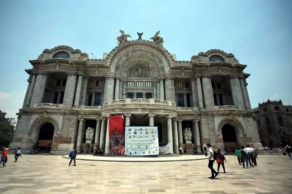 El Palacio de Bellas Artes permanece cerrado al público por una protesta sindical.