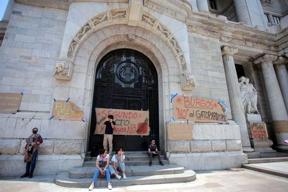 Personas que pretendían visitar el recinto cultural en el Centro Histórico se encontraron con pancartas de protesta.