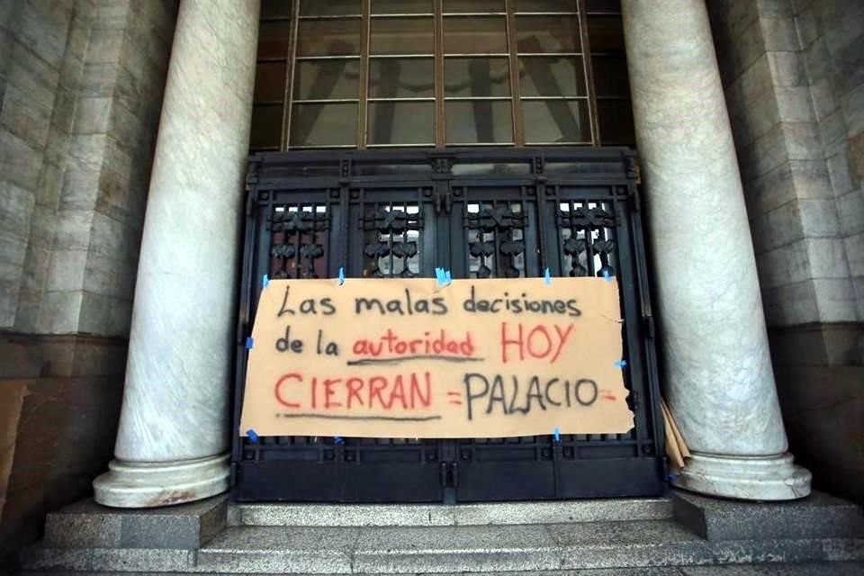 El INBAL señaló en un comunicado que pediría un dictamen al Cencropam por posibles daños al Palacio por las pancartas pegadas por los agremiados; este lunes, trabajadores que protestaron rechazaron las afectaciones.