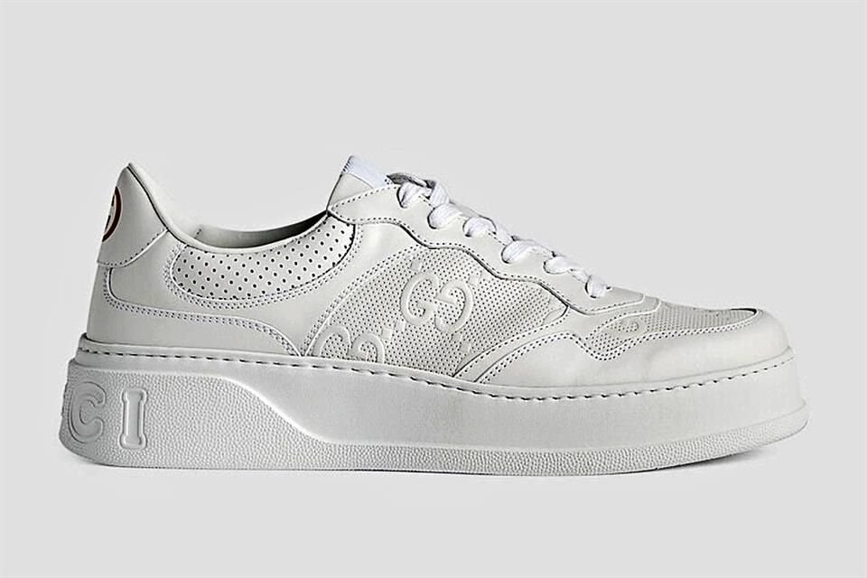 Los tenis de la casa Gucci, blancos y con cintilla de popotillo verde/rojo, propios para coordinarse con trajes sastre ejecutivos, y hasta vestidos de noche.