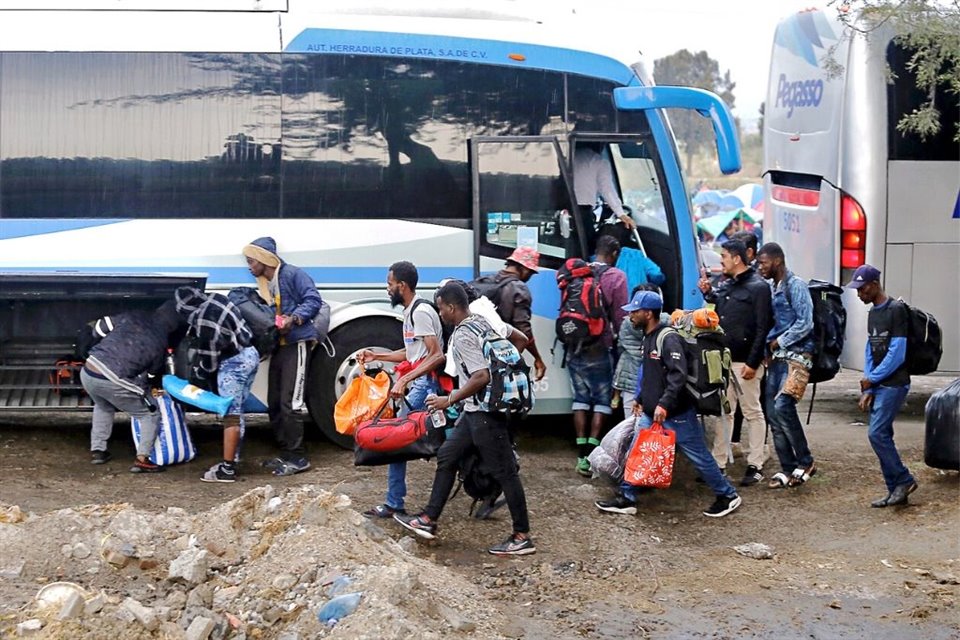 Migrantes que ocupaban el albergue temporal instalado en el bosque de Tlhuac fueron trasladados a otras instancias luego de que Gobierno anunci cancelacin de permisos para viajar por el Pas.