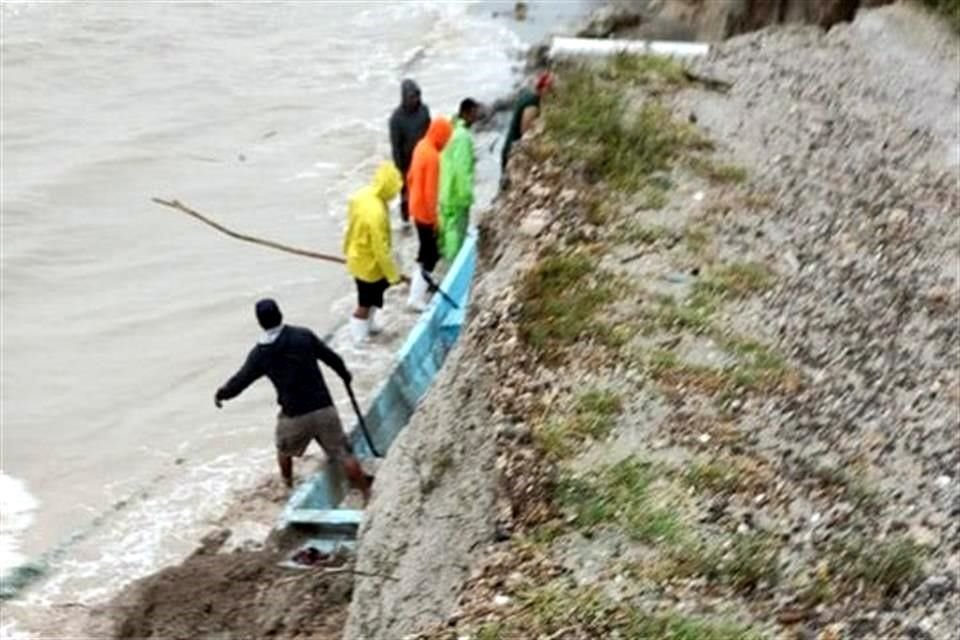 Algunas embarcaciones que utilizan para la pesca fueron arrastradas al agua por las lluvias