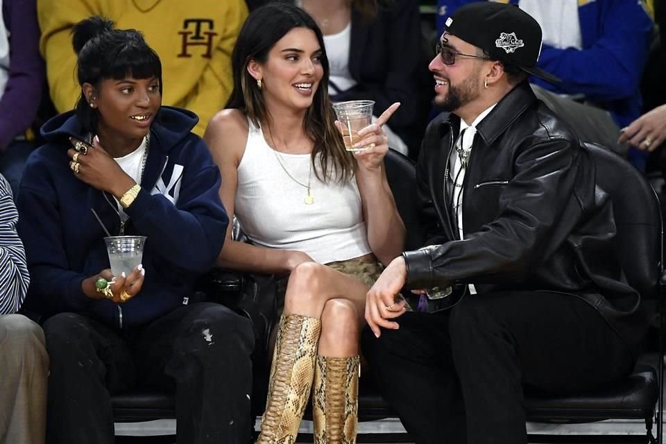 Kendall Jenner y Bad Bunny fueron captados juntos en un partido de basquetbol entre Lakers y Warriors.