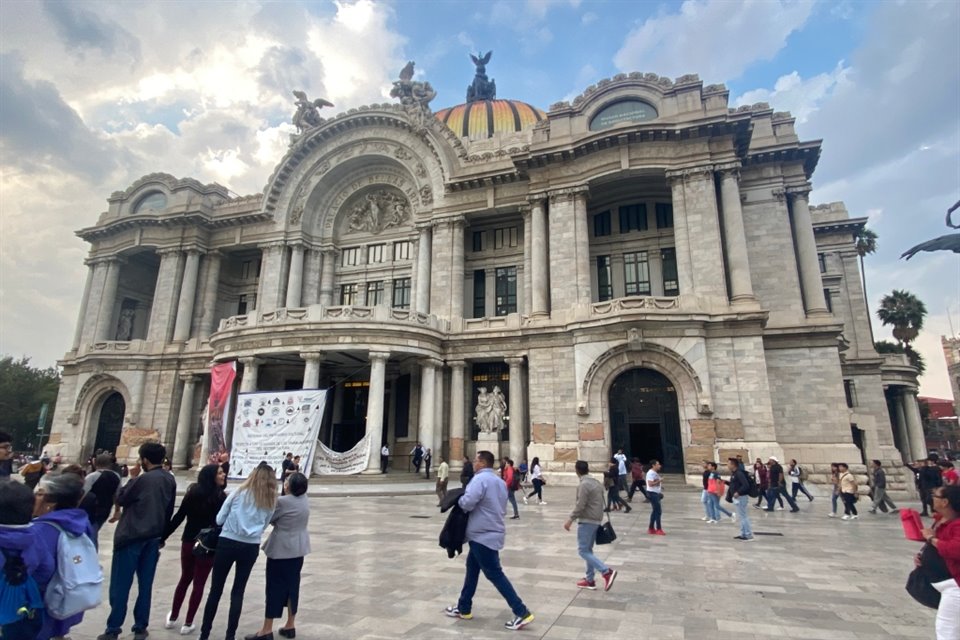 Tras un día cerrado por desacuerdos laborales entre INBAL y el Sindicato Nacional de Cultura, el Palacio de Bellas Artes reabrió al público.