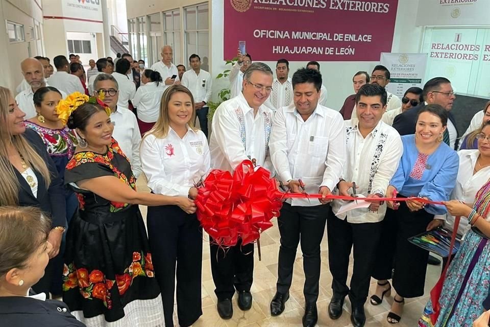 Canciller Marcelo Ebrard en apertura de oficina de SRE en Huajuapan de León.