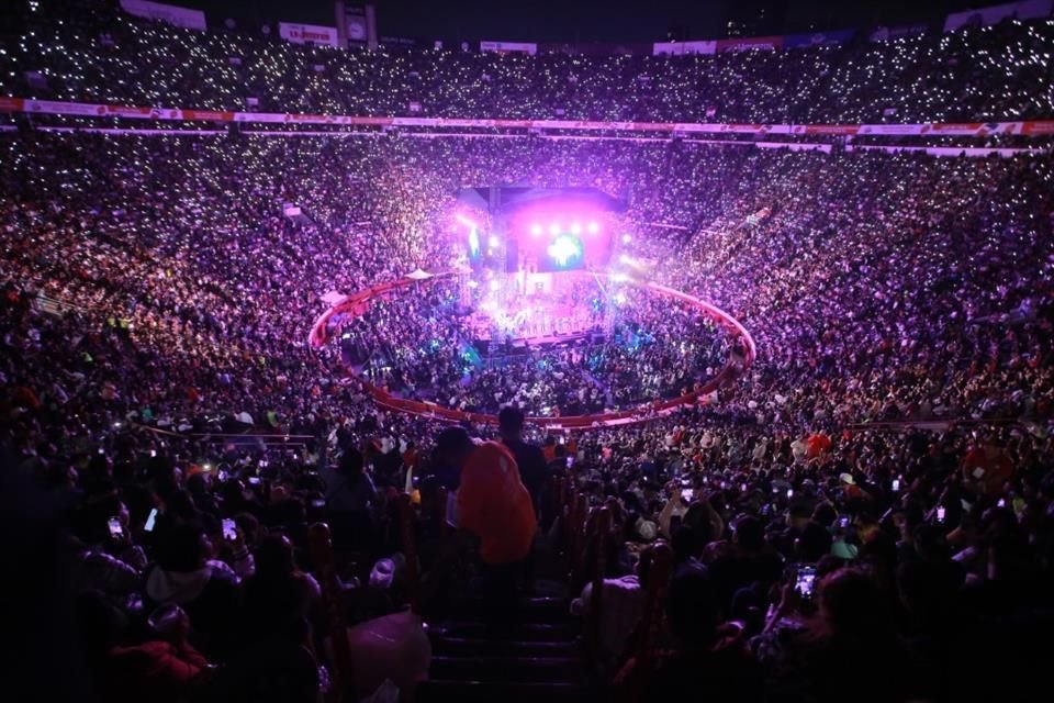 Junior H logró un lleno total de 50 mil personas en su primer concierto en la Plaza de Toros 'La México'.