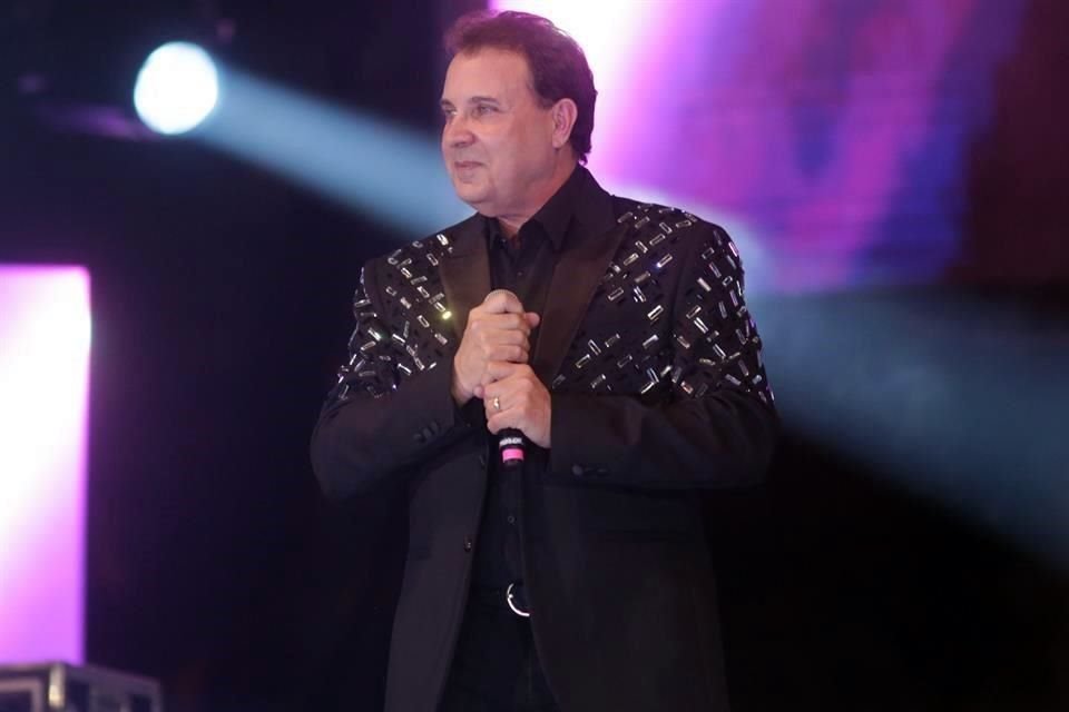Gary Hobbs subió al escenario al caer la noche.