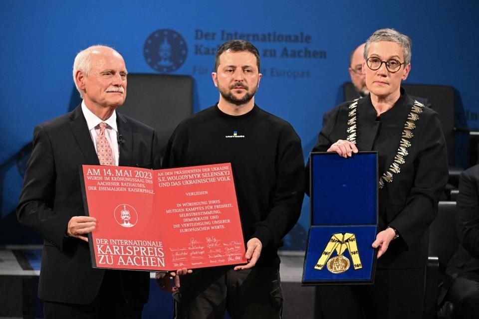 El Presidente de Ucrania recibió el premio Carlomagno por su compromiso con los valores europeos durante una visita a Alemania.