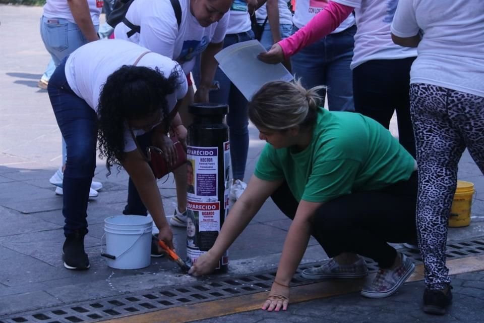 Las fichas de búsqueda fueron pegadas en Plaza Liberación y frente a Palacio de Gobierno.