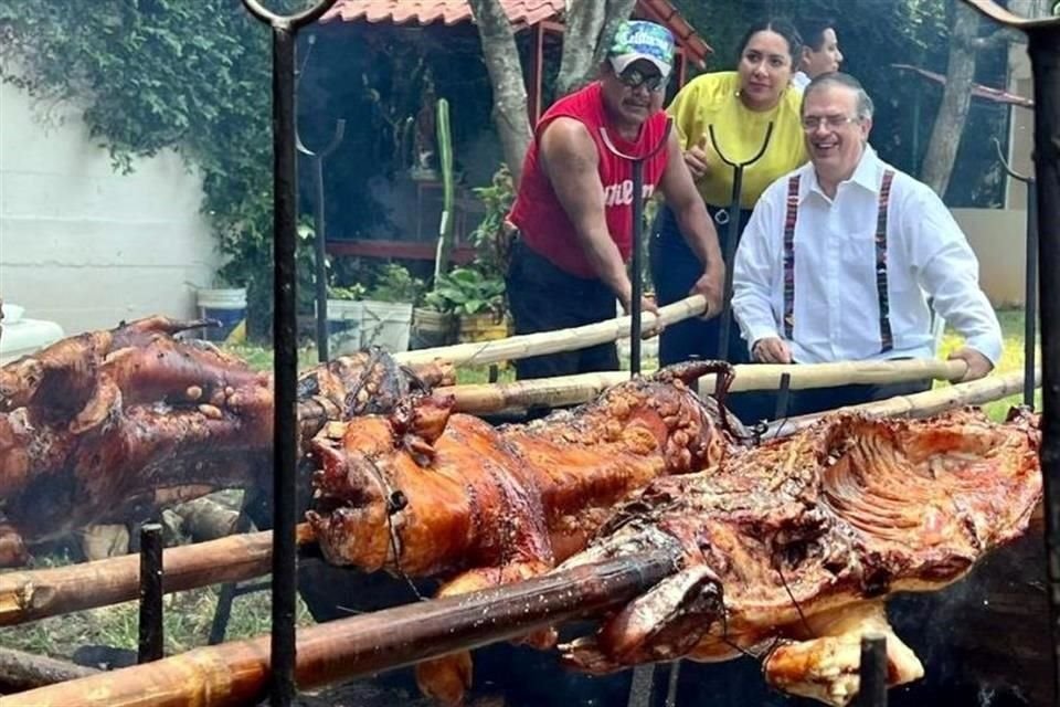 El Canciller Marcelo Ebrard, previo a evento en Tuxtepec, Oaxaca, presumió una foto 'cocinando' barbacoa.