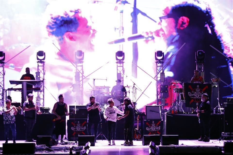 Rubén Albarrán, de Café Tacvba, hizo dueto con Tony Hernández, de El Gran Silencio anoche en el Macro Fest.