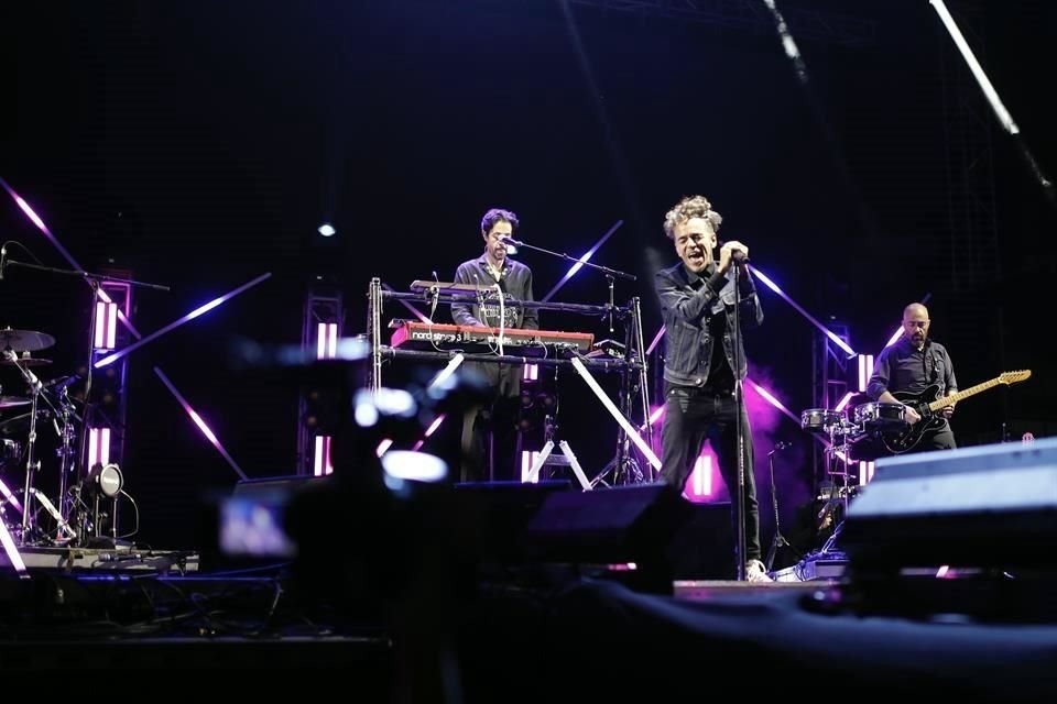 Café Tacvba ofreció un gran espectáculo visual y musical.